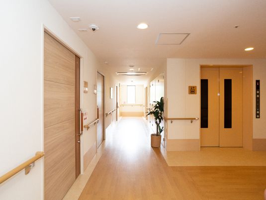 廊下の明るい光景