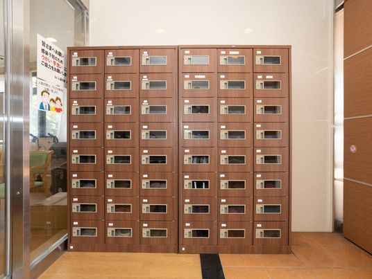 整理された木製の郵便箱