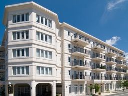 白い壁のモダン建築