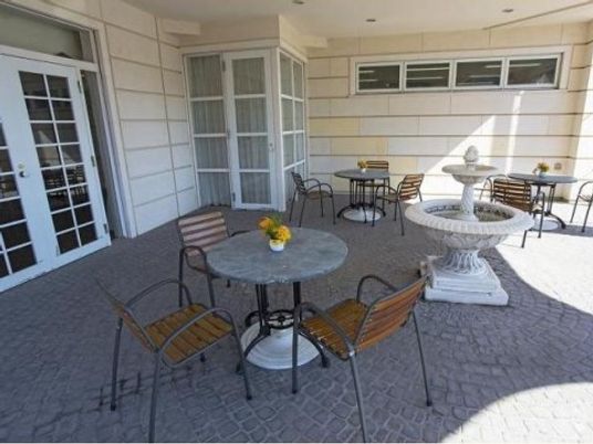 テーブルが並ぶ開放的な空間