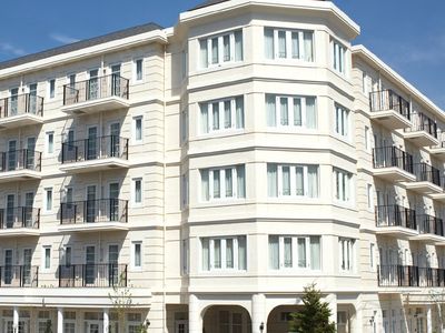 明るい外観の建物