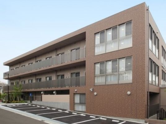 落ち着いた色合いの外観