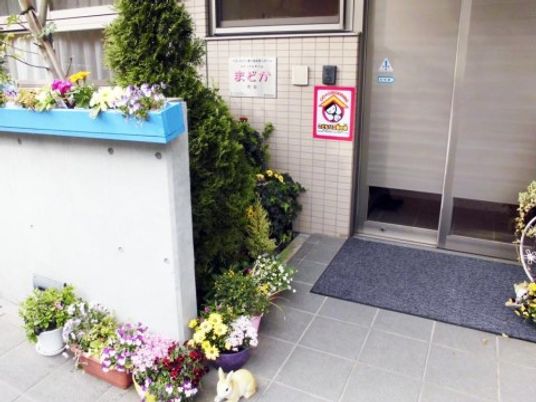 エントランスの花と看板