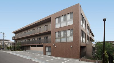 茶色の外壁の建物