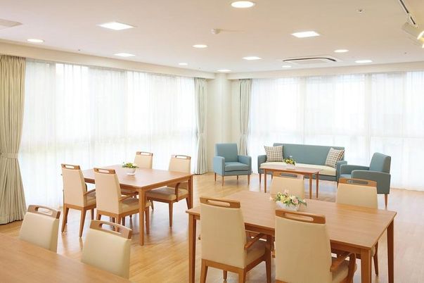 明るい共有ダイニングスペース