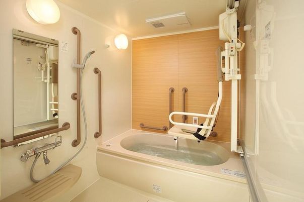 バリアフリー設計の浴室