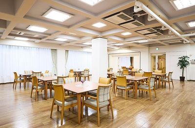 広い木目調の食堂