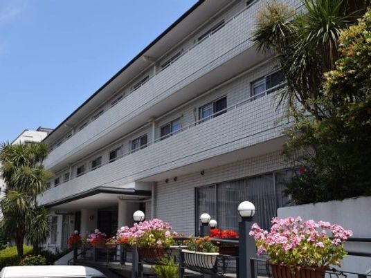 花々が咲く建物外観