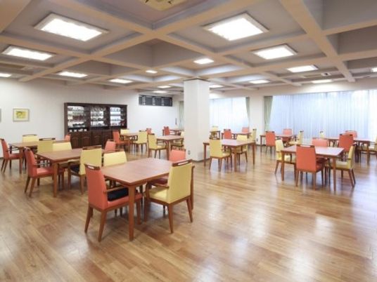 広々とした明るい食堂