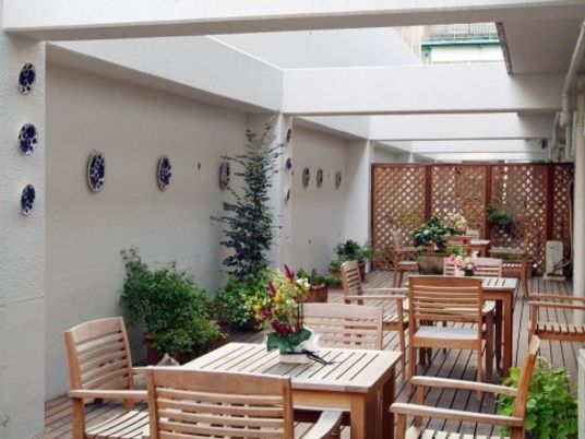 屋外の木製テーブルと椅子