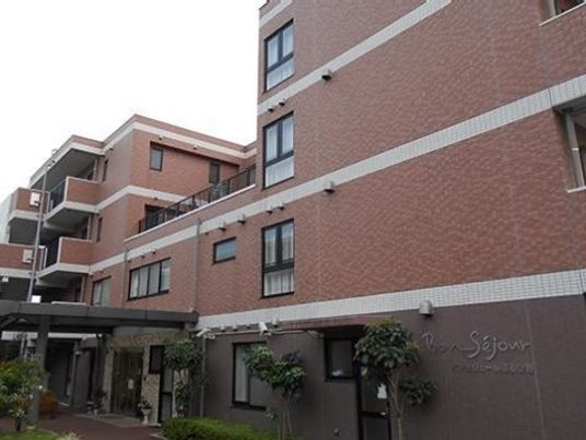 ゆったりした外観の建物