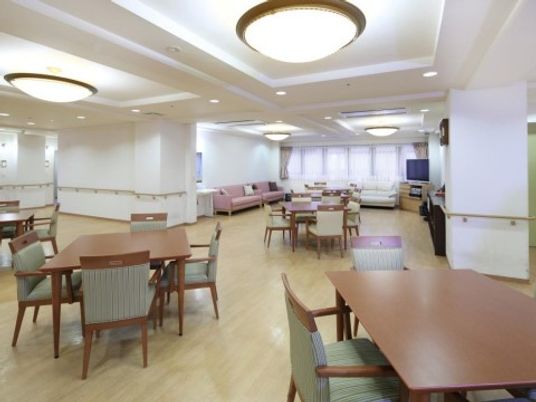 広々とした明るい食堂