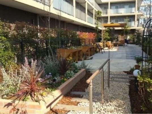 穏やかな施設の中庭