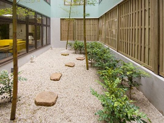 緑あふれる中庭風景