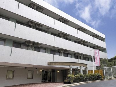 白い建物のエントランス