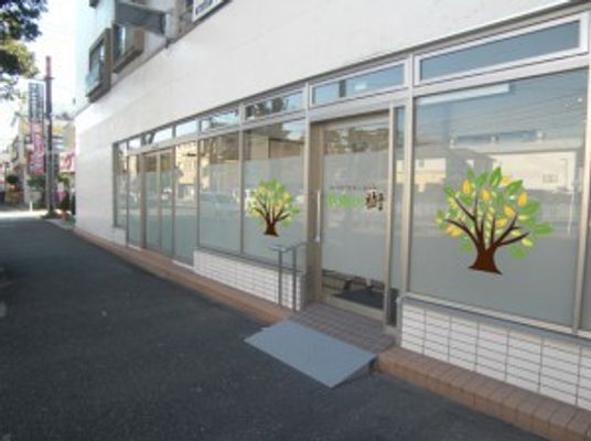 明るい出入口の外観  