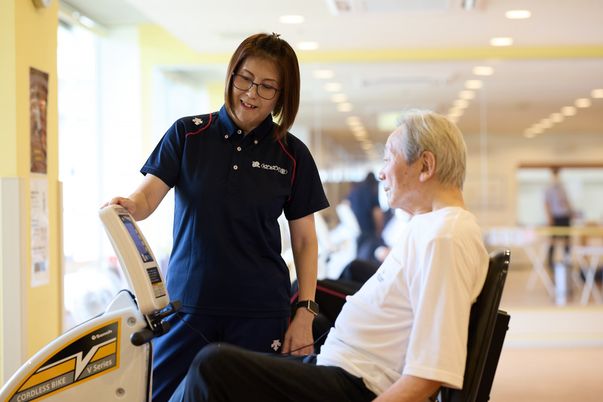 運動中の利用者とスタッフ