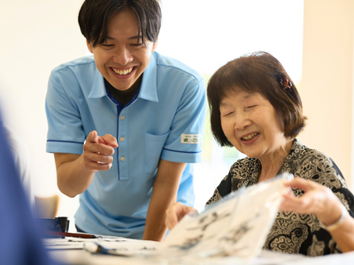 笑顔の交流の様子