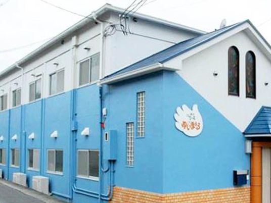 青い外壁の建物外観  
