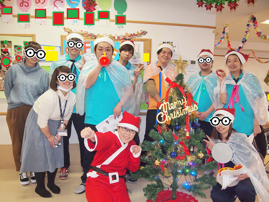 クリスマスの飾りがある部屋