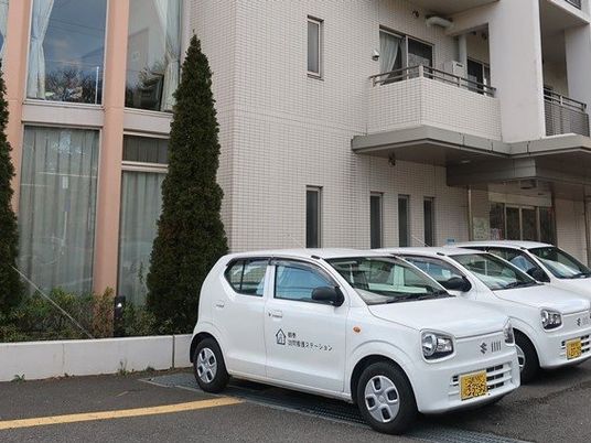 送迎車が並ぶ外観  