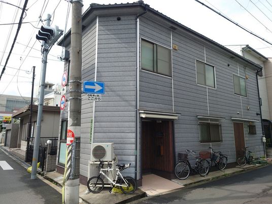 住宅街の建物外観  