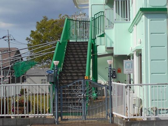 建物外観と階段  