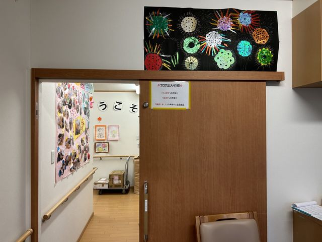 色彩豊かな飾りの廊下 廊下 手作りの色彩豊かな飾りが壁を彩る廊下です。訪れた人々の目を楽しませてくれます。