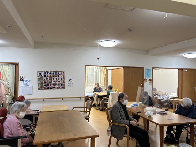 くつろぎの場 ラウンジ 自然光が差し込む明るい空間で、ゆったりとした時間を過ごせます。談笑やリラックスの場として最適です。