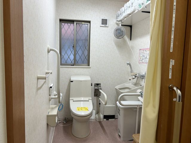 使いやすいトイレ トイレ 手すりが設置された安全な空間です。清潔感あふれる設備で快適にご利用いただけます。