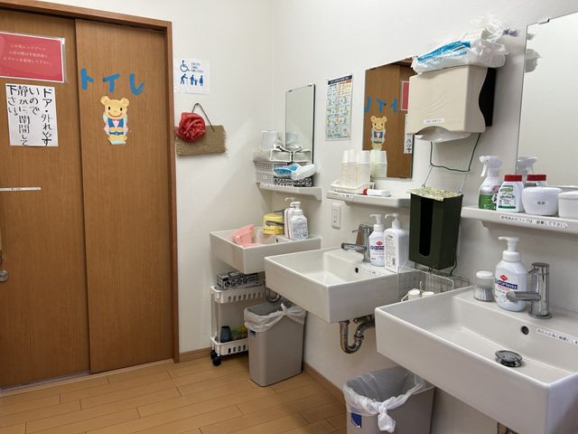 清潔な洗面スペース トイレ 明るく清潔な洗面スペースです。利用者に配慮した備品が揃っています。