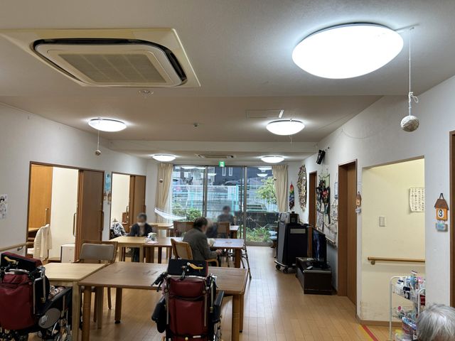 自然光豊かな共用空間 ラウンジ 広々とした明るいスペースで、くつろぎながら他の方と交流できる場になっています。