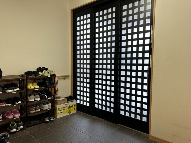 靴が並ぶ玄関 エントランス 広々としたエントランスでは、靴の収納スペースが充実しており、靴の整理がしやすいです。