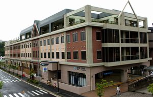 複合的な建物の外観
