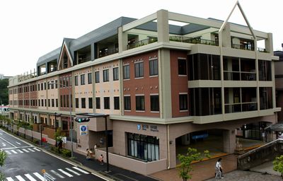 複合的な建物の外観