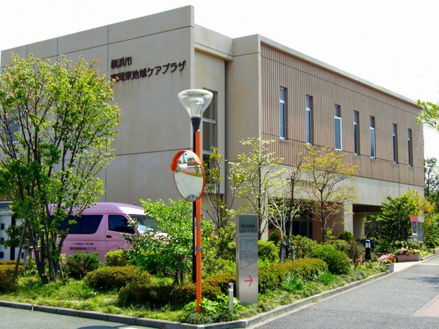 緑豊かな建物外観 外観 広々としたエントランス周辺では、自然が感じられ、リラックスした雰囲気で働けます。木々が豊富に茂っています。