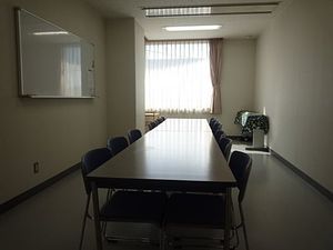 会議机のある多目的室  