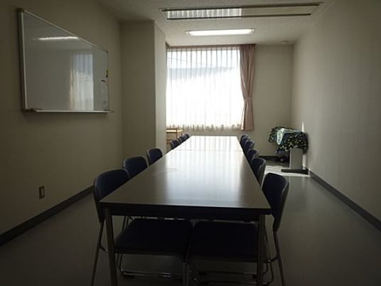 会議机のある多目的室  