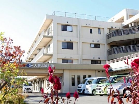 明るい外観の建物正面  