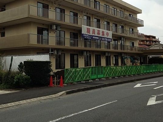 募集看板のある建物外観  