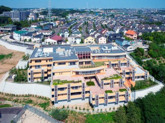 住宅街に建つ建物外観  