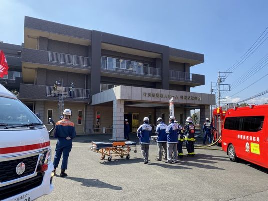 消防訓練中の施設外観  