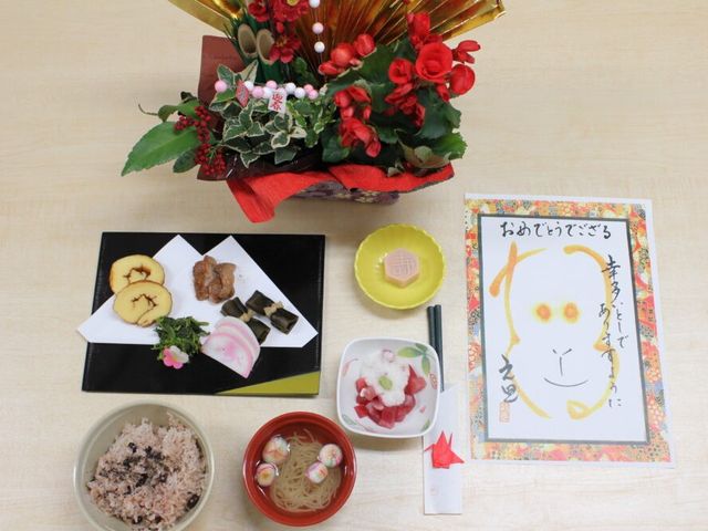 季節の和食膳と飾り 料理 季節を感じる彩り豊かな和食をご用意しています。栄養バランスにも配慮しており、入居者の健康をサポートします。
