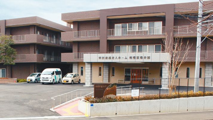光が差し込む建物の外観