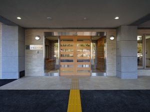施設のエントランス  