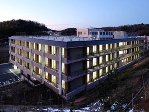 夕景の建物外観  