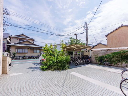 明るい外観の駐輪場  