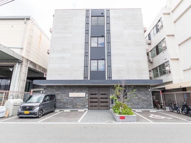 建物正面の外観 外観   落ち着いた色合いの建物正面で、駐車スペースも確保されています。出入りしやすい入口まわりが整っており、働く場の雰囲気を確認できます。