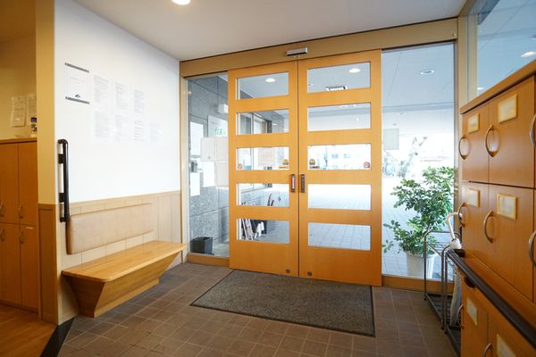 エントランスの木製扉とベンチ
