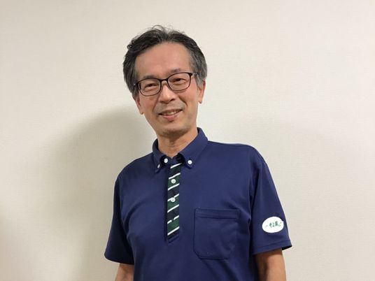 優しく笑うスタッフ像